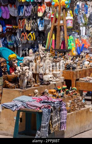 Souvenirladen an der Hauptpromenade, exotische kleine Stadt am Roten Meer auf der Sinai-Halbinsel, Dahab, Ägypten Stockfoto