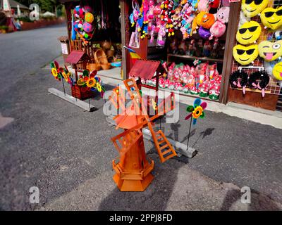 Kleine Gnomen und andere Figuren für den Garten. Stockfoto