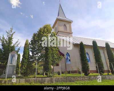 Bacau, Rumänien - 11. September 2022: Landkirche in der Nähe von Bacau in Rumänien. Stockfoto