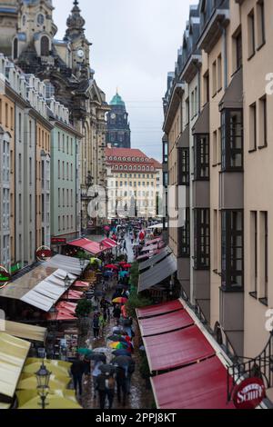 DRESDEN, DEUTSCHLAND - 27. AUGUST 2022: Die alten Straßen im historischen Zentrum. Dresden ist die Hauptstadt des Freistaates Sachsen. Stockfoto