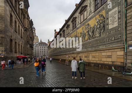 DRESDEN, DEUTSCHLAND - 27. AUGUST 2022: Der Fürstenzug auf der Augustusstraße. Fuerstenzug ist die berühmte Meissen-Porzellan-Wandfliese. Stockfoto