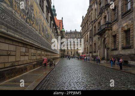 DRESDEN, DEUTSCHLAND - 27. AUGUST 2022: Der Fürstenzug auf der Augustusstraße. Fuerstenzug ist die berühmte Meissen-Porzellan-Wandfliese. Stockfoto