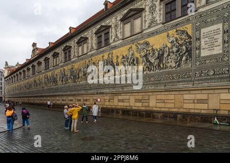 DRESDEN, DEUTSCHLAND - 27. AUGUST 2022: Der Fürstenzug auf der Augustusstraße. Fuerstenzug ist die berühmte Meissen-Porzellan-Wandfliese. Stockfoto