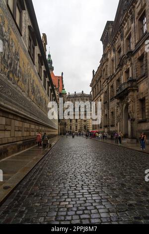 DRESDEN, DEUTSCHLAND - 27. AUGUST 2022: Der Fürstenzug auf der Augustusstraße. Fuerstenzug ist die berühmte Meissen-Porzellan-Wandfliese. Stockfoto