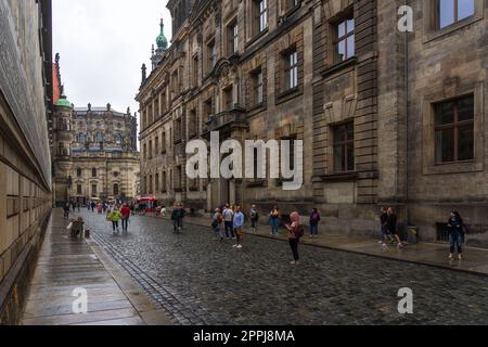 DRESDEN, DEUTSCHLAND - 27. AUGUST 2022: Der Fürstenzug auf der Augustusstraße. Fuerstenzug ist die berühmte Meissen-Porzellan-Wandfliese. Stockfoto