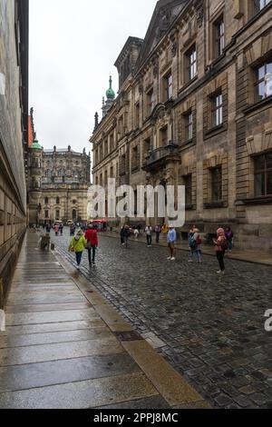 DRESDEN, DEUTSCHLAND - 27. AUGUST 2022: Der Fürstenzug auf der Augustusstraße. Fuerstenzug ist die berühmte Meissen-Porzellan-Wandfliese. Stockfoto