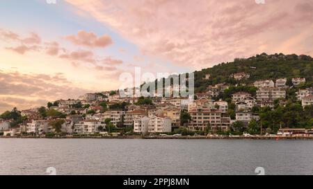 Blick auf die Hügel der Insel Kinaliada vom Marmarameer, mit traditionellen Sommerhäusern und Booten, Istanbul, Türkei Stockfoto