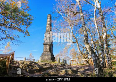 Obelisk an Mountain Lilienstein in Elbsandsteinbergen im Herbst Stockfoto