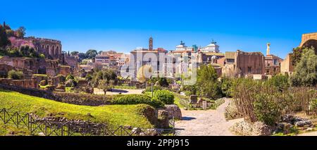 Historisches Forum Romanum in Rom, malerischer Panoramablick im Frühling, die ewige Stadt Rom Stockfoto