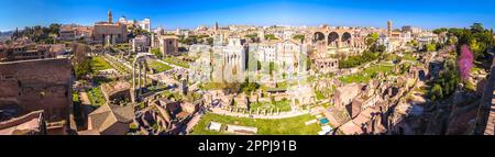 Historische Ruinen von Rom auf dem Forum Romanum mit Panoramablick von oben Stockfoto