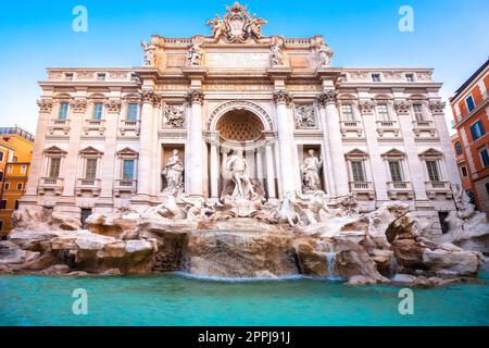 Majestätischer Trevi-Brunnen mit Blick auf die Straße Roms, ewige Stadt Stockfoto