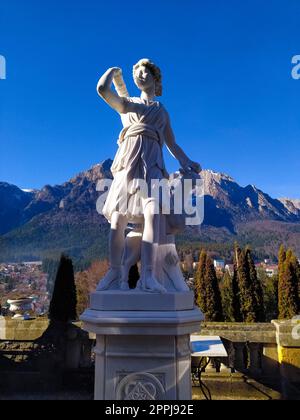 Klassische weiße Marmorstatuette Diana, isoliert auf blauem Himmelshintergrund. Scilpture der Jägerin Stockfoto