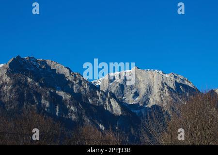 Sonnige Winterlandschaft mit Bucegi-Bergen und Busteni-Skigebiet in Rumänien. Stockfoto