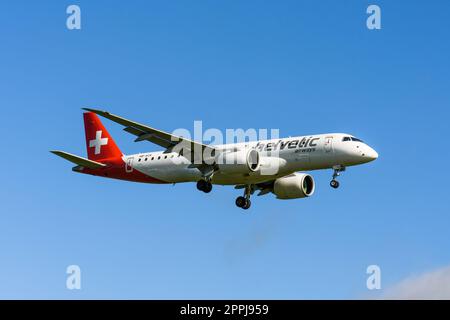 Flugzeug Embraer E190-E2 von Helvetic Airways nähert sich der Landung am Flughafen Zürich Stockfoto
