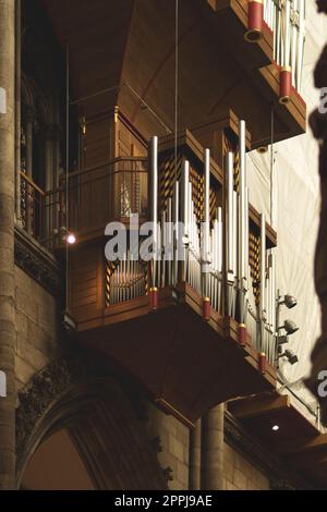 Vertikale Aufnahme einer Kirchenorgel im Kölner Dom Stockfoto
