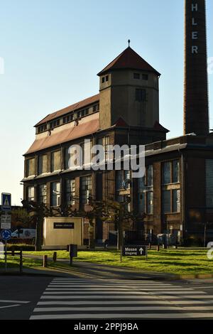 Vertikale Aufnahme eines historischen Firmengebäudes mit Turm und Kamin auf dem Areal-Boehler-Gelände Stockfoto