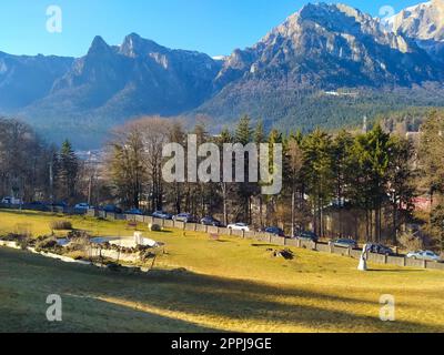 Sonnige Winterlandschaft mit Bucegi-Bergen und Busteni-Skigebiet in Rumänien. Stockfoto