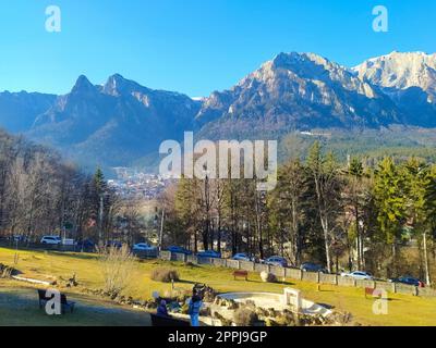 Sonnige Winterlandschaft mit Bucegi-Bergen und Busteni-Skigebiet in Rumänien. Stockfoto