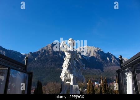 Busteni, Rumänien - 30. Dezember 2022: Klassische weiße Marmorstatuette Diana, isoliert auf blauem Himmelshintergrund. Scilpture der Jägerin Stockfoto