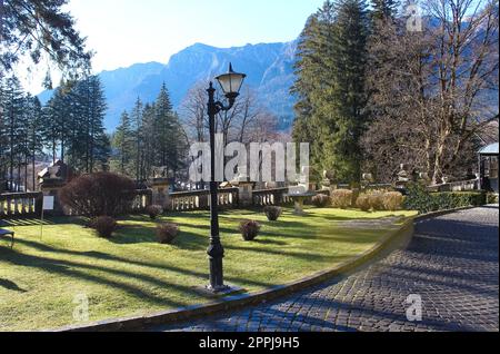 Sonnige Winterlandschaft mit Bucegi-Bergen und Busteni-Skigebiet in Rumänien. Stockfoto