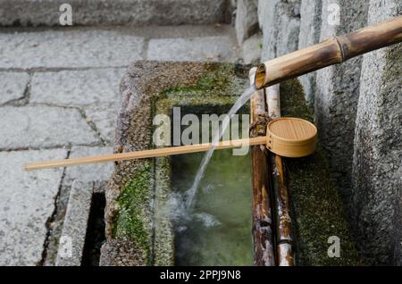 Traditioneller Brunnen zur Abreinigung im Shimogamo-Schrein. Stockfoto