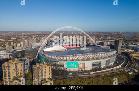 Luftaufnahme über das Wembley-Stadion in London an einem sonnigen Tag - LONDON, Großbritannien - 20. DEZEMBER 2022 Stockfoto