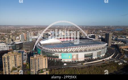 Luftaufnahme über das Wembley-Stadion in London an einem sonnigen Tag - LONDON, Großbritannien - 20. DEZEMBER 2022 Stockfoto