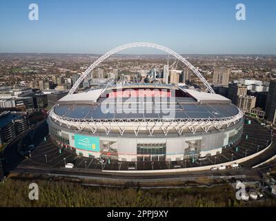 Luftaufnahme über das Wembley-Stadion in London an einem sonnigen Tag - LONDON, Großbritannien - 20. DEZEMBER 2022 Stockfoto