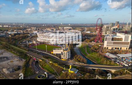 Queen Elizabeth Olympic Park in London - Luftaufnahme - LONDON, Großbritannien - 20. DEZEMBER 2022 Stockfoto