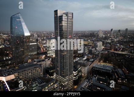 City of London am Abend - Luftaufnahme - LONDON, Großbritannien - 20. DEZEMBER 2022 Stockfoto