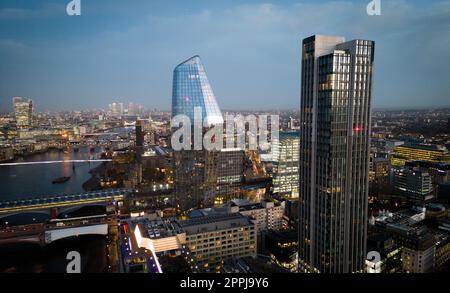 City of London am Abend - Luftaufnahme - LONDON, Großbritannien - 20. DEZEMBER 2022 Stockfoto