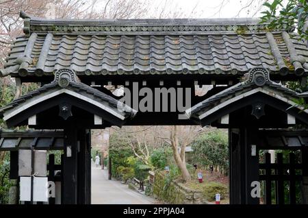 Eintritt zum Nison-in in der buddhistischen Tempelanlage Tendai. Stockfoto