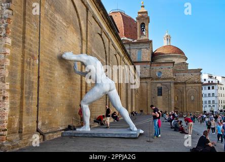 Die temporäre Skulptur Mr. Arbitrium auf der Piazza San Lorenzo in Florenz Stockfoto