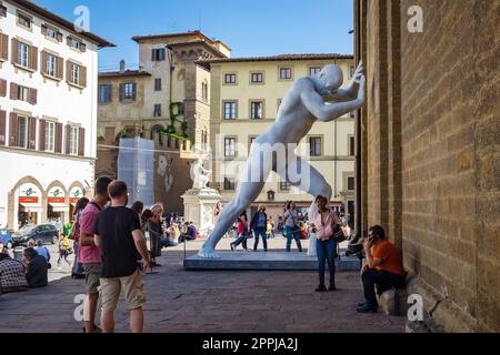 Die temporäre Skulptur Mr. Arbitrium auf der Piazza San Lorenzo in Florenz Stockfoto