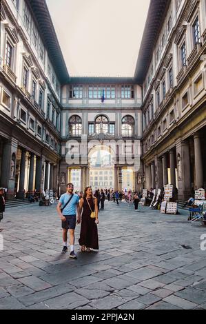 Uffizien-Galerie an der Piazzale degli Uffizien in Florenz. Stockfoto