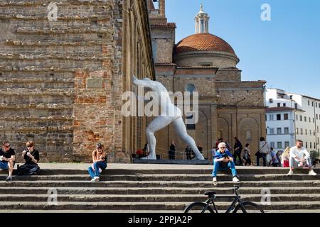 Die temporäre Skulptur Mr. Arbitrium auf der Piazza San Lorenzo in Florenz Stockfoto