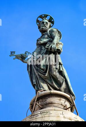 Trajanssäule (Colonna Traiana) und Bronzestatue des Heiligen Petrus auf dem Gipfel, Rom. Stockfoto