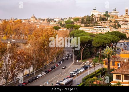 Vom Orangengarten auf dem Aventin-Hügel und dem Tiber bietet sich Ihnen ein herrlicher Panoramablick über die Stadt Rom im Herbst an. Stockfoto