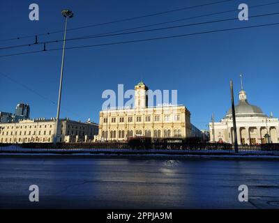 Moskau, Russland, 3. Januar 2023. Leningradsky Bahnhof im Winter. Die Fläche von drei Stationen. Der Passagierterminal des Moskauer Bahnhofs. Komsomolskaya-Platz in Moskau Stockfoto