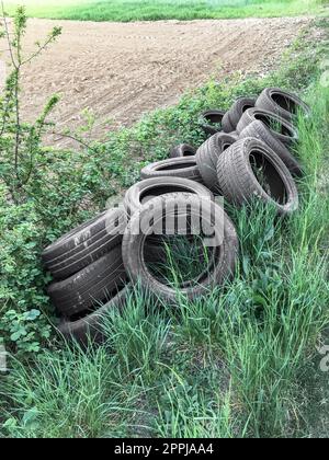 Alte Gebrauchtwagen-Reifen, verlassen Stockfoto