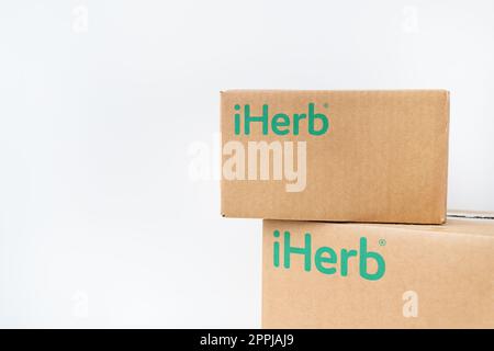 Kiew, Ukraine – 17. Dezember 2022: . IHerb Verpackung. Online-Bestellung, Lieferung von Waren und Vitaminen für die Gesundheit. Stockfoto