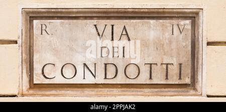 Rom, Italien. Straßenschild der berühmten Condotti Straße - Via dei Condotti - Zentrum der römischen Luxus-Shopping. Stockfoto