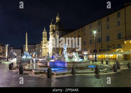 Piazza Navona (Navona-Platz), in Rom, Italien, mit dem berühmten Bernini-Brunnen bei Nacht. Stockfoto