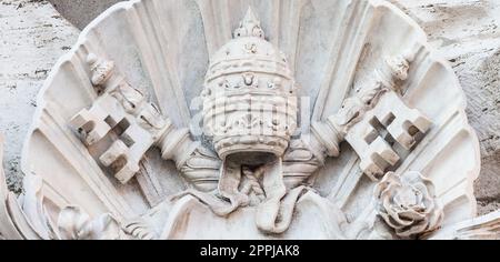 Symbol des Vatikanischen Staates - zwei gekreuzte Schlüssel und eine Tiara, Staat der Vatikanstadt. Stockfoto