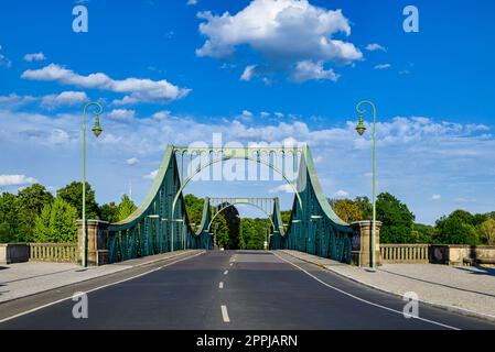 Die Glienicker-Brücke über den Havel zwischen Berlin und Potsdam Stockfoto