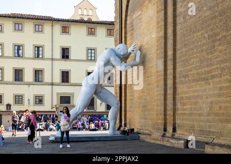 Die temporäre Skulptur Mr. Arbitrium auf der Piazza San Lorenzo in Florenz Stockfoto