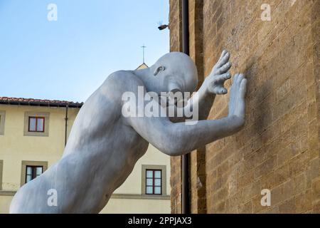 Die temporäre Skulptur Mr. Arbitrium auf der Piazza San Lorenzo in Florenz Stockfoto