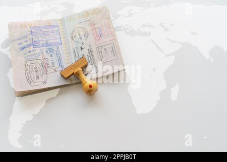 Passseiten mit vielen Visa-Briefmarken. Stockfoto