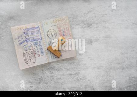 Passseiten mit vielen Visa-Briefmarken. Stockfoto