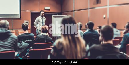 Skiled öffentlicher Redner, einen Vortrag an der Konferenz. Stockfoto